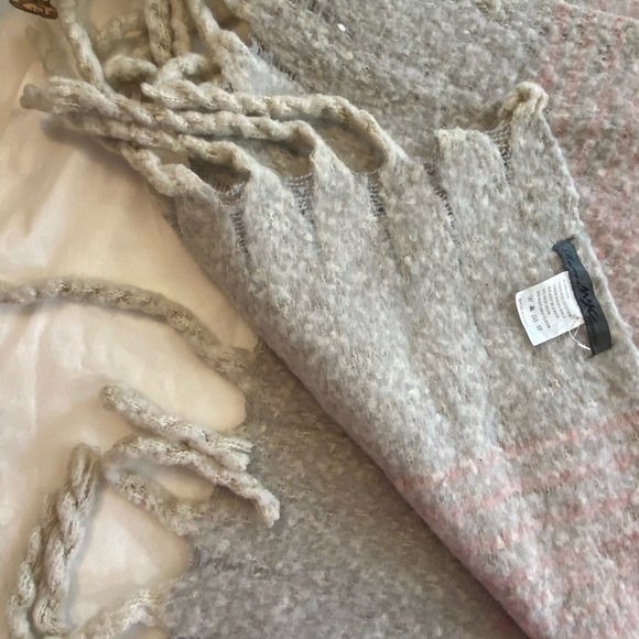 Oversized soft scarf - Picture 2 of 4